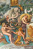 Mantova, Palazzo Te - Camera di Amore e Psiche, parete Sud: il banchetto degli dei. Apollo siede circondato da donne che gli offrono frutti e fiori.